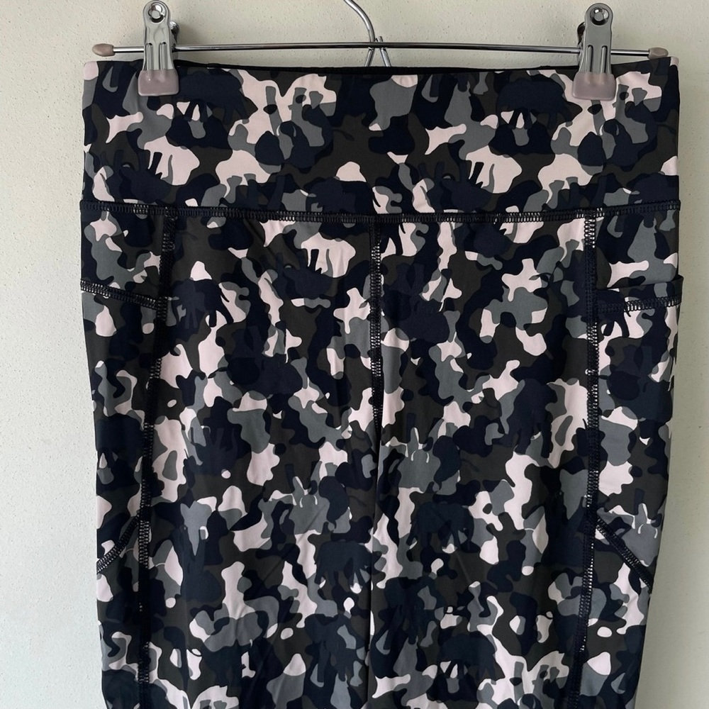 Sweaty Betty Zero Gravity Workout Legging in Green Elephant Camo‎ Print - Picture 8 of 12
